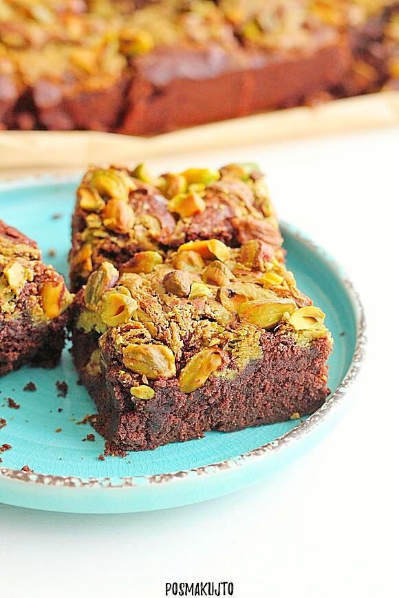 Brownie z pistacjami – wilgotne czekoladowe ciasto z chrupiącym akcentem