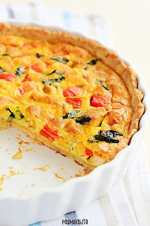 Tarta z kurczakiem curry, papryką, szpinakiem i kukurydzą