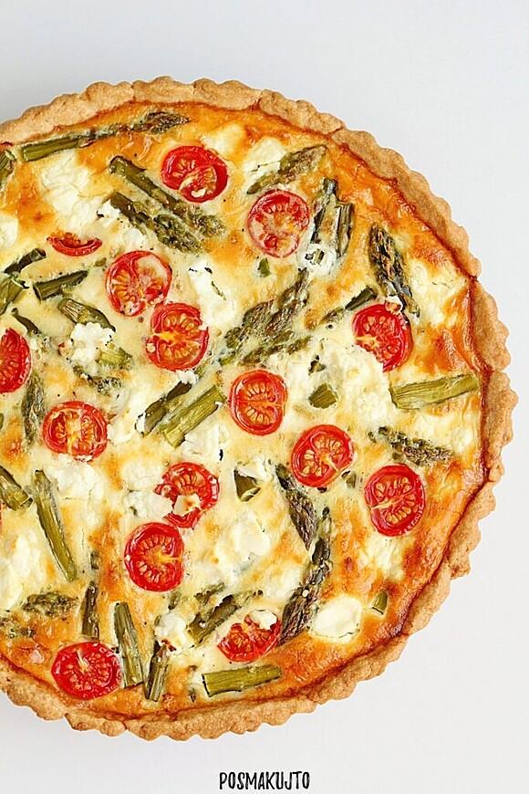 Sałatka makaronowa z pesto z rukoli i pomidorami