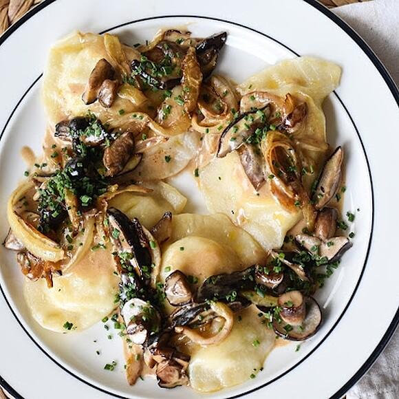 Pierogi z bryndzą i boczkiem w sosie grzybowym