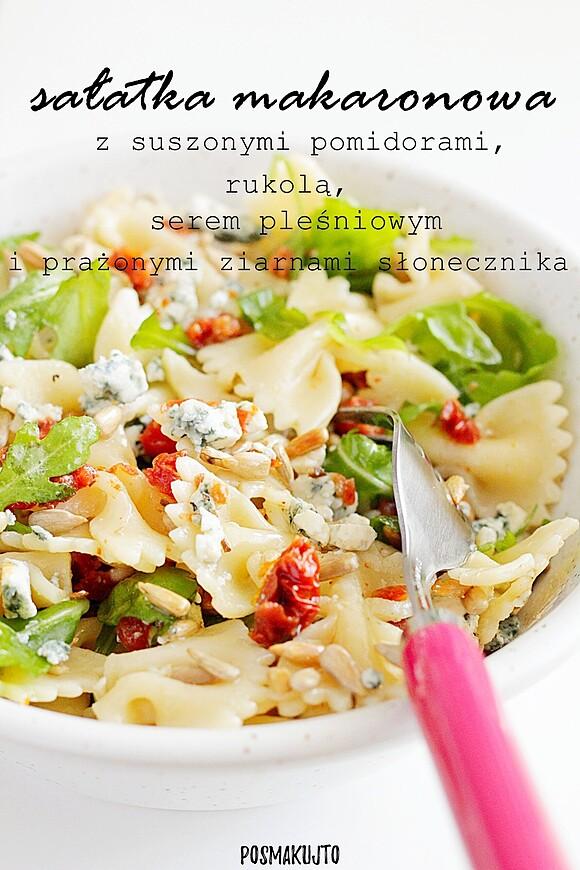 Sałatka makaronowa z suszonymi pomidorami, rukolą i serem pleśniowym