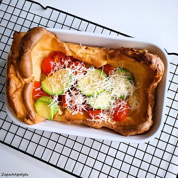 Wytrawne dutch baby z awokado i pomidorkami
