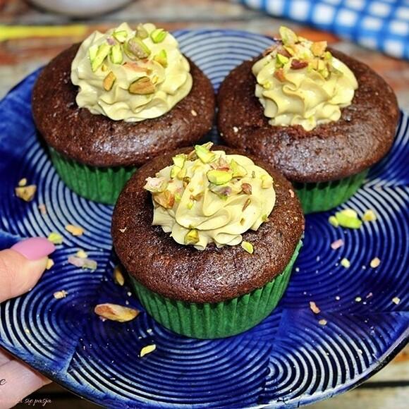 Muffinki kakaowe z kremem pistacjowym ze skyru