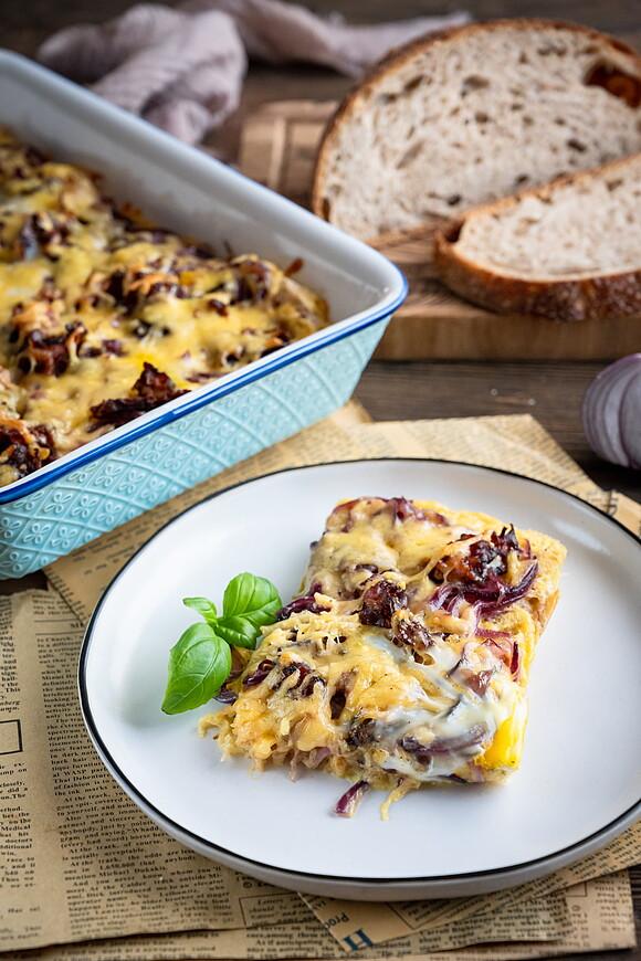 Zapiekanka z czerstwego chleba z cebulą i boczkiem