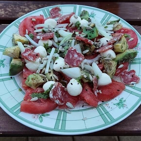 Sałatka z pomidorami, avocado i fuet