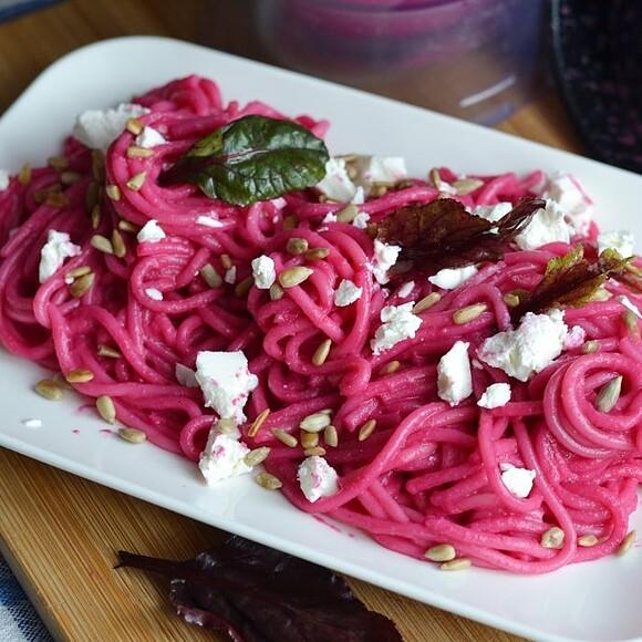 Spaghetti z buraczanym pesto