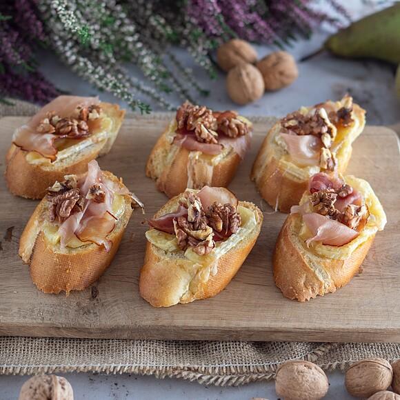 Bruschetta z serem pleśniowym i szynką parmeńską