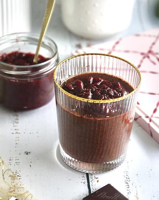 Czekoladowy pudding chia z wiśniami