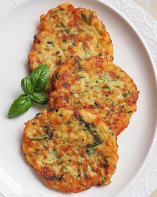 Placki z cukinii z mozzarellą i bazylią