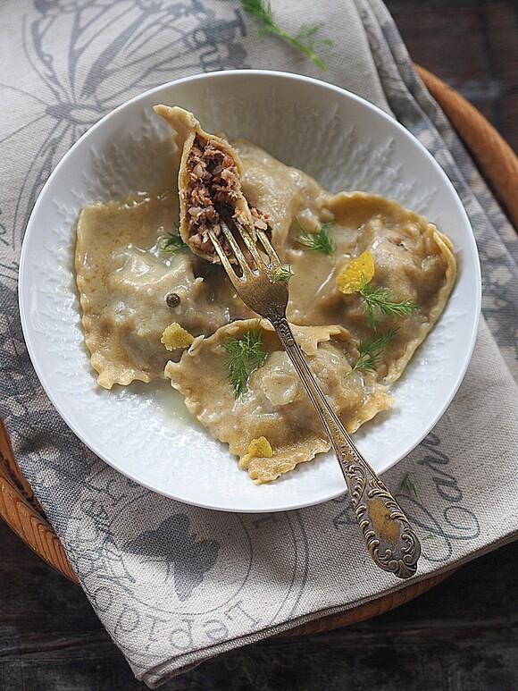 Pierogi z gęsiną w maślanym sosie z zielonym pieprzem