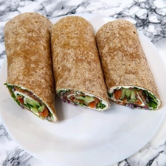 Tortilla z łososiem i warzywami