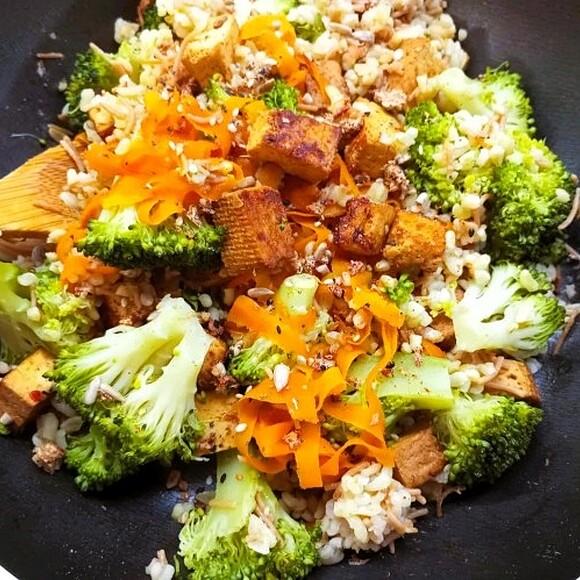 Bulgur z marynowanym tofu i warzywami