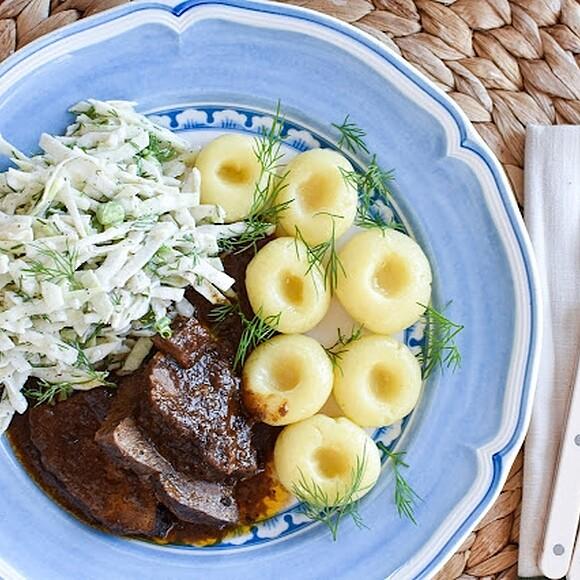 Szynka z dzika pieczona w śliwkach