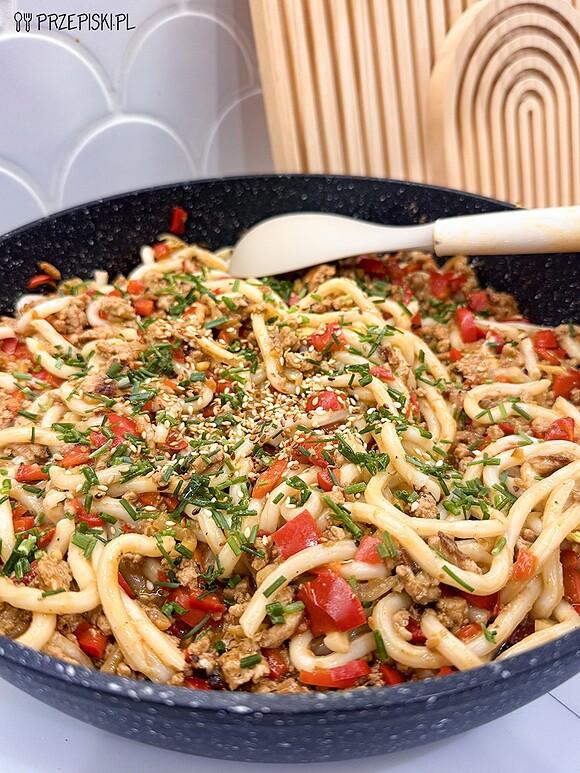 Noodle z mięsem mielonym