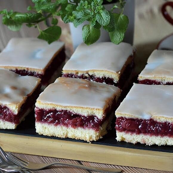 Biszkopt z wiśniową żelką