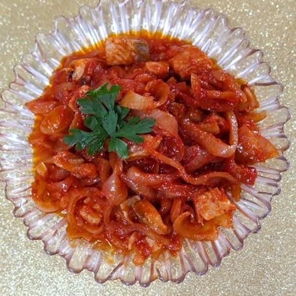Śledzie po kaszubsku w sosie pomidorowo-cebulowym