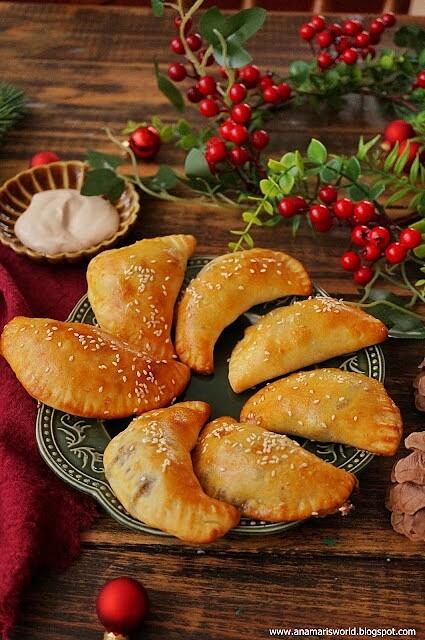 Pieczone pierożki drożdżowe z pieczarkami