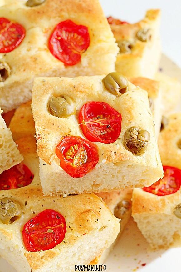 Puszysta focaccia z ziemniakami, pomidorkami i oliwkami