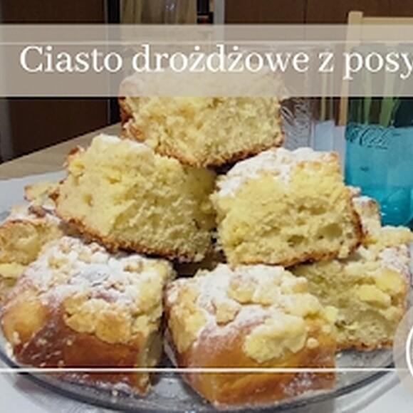 Szybkie ciasto drożdżowe z kruszonką – puszyste i domowe