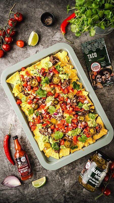 Zapiekane nachos z czarną fasolą i guacamole