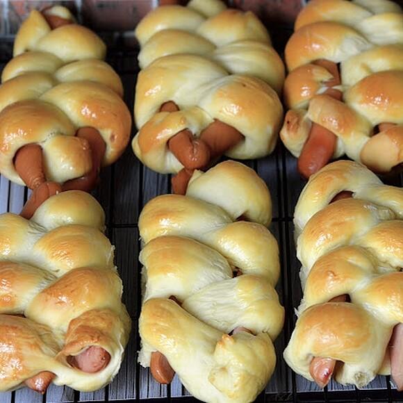 Mini chałki z kiełbasą krucho-drożdżowe