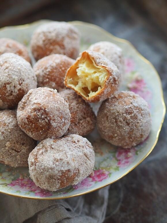 Mini pączki z mascarpone i cynamonowym cukrem