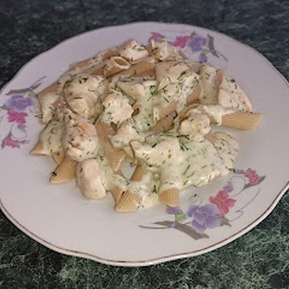 Kurczak w sosie śmietankowym z koperkiem i makaronem penne