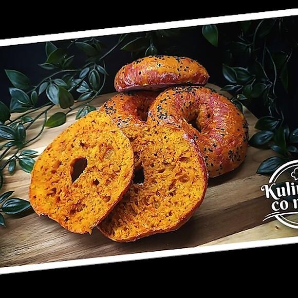 Buraczane bajgle z serka wiejskiego