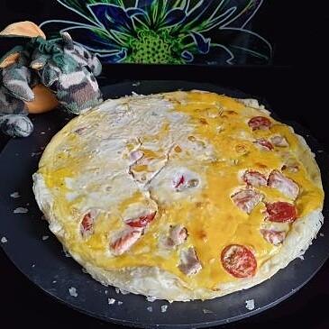 Tarta z łososiem i pomidorkami