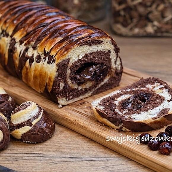 Kręcona drożdżówka z nutellą i wiśniami