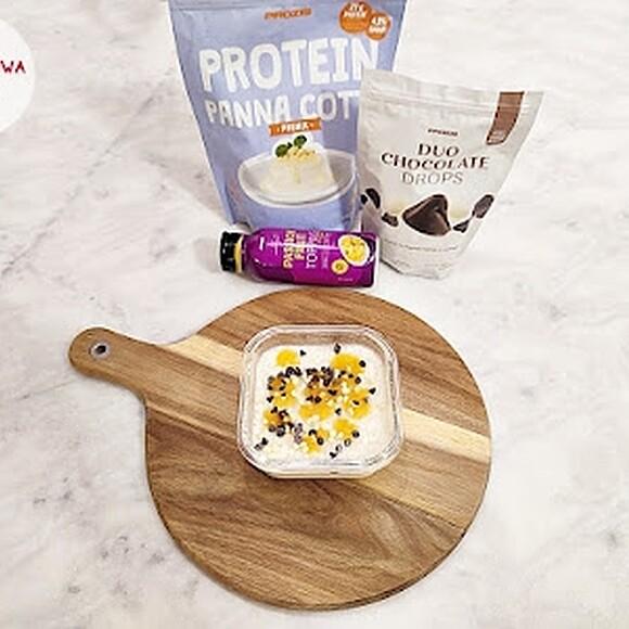 Proteinowa panna cotta z marakujową polewą i czekoladowymi dropsami