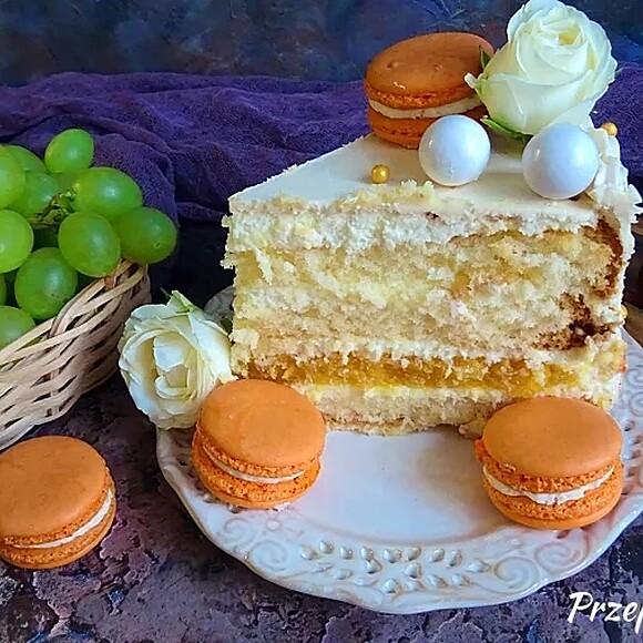 Tort śmietanowy z mango i makaronikami