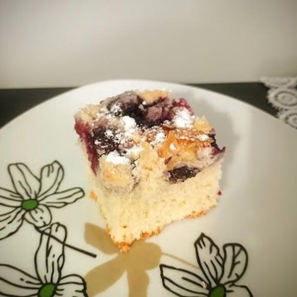 Ciasto na kefirze z owocami i kruszonką