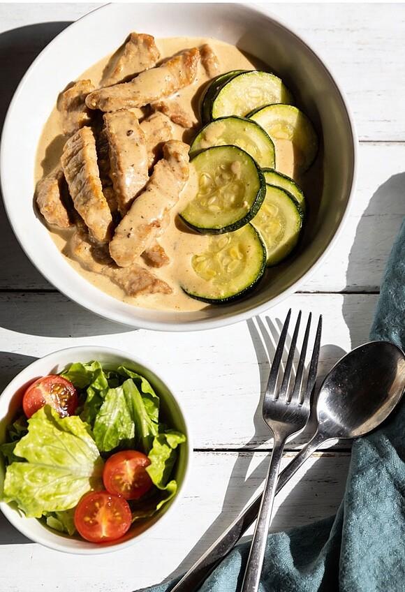 Keto wieprzowina z cukinią i sosem śmietanowym
