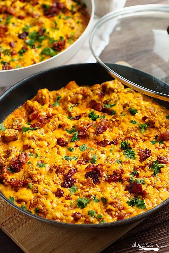 Kurczak w sosie cheddar z boczkiem