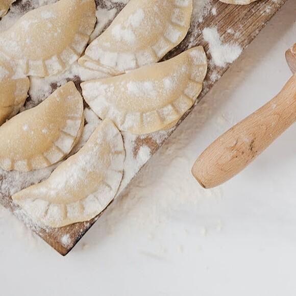 Jak usprawnić lepienie pierogów w domowej kuchni i małej gastronomii