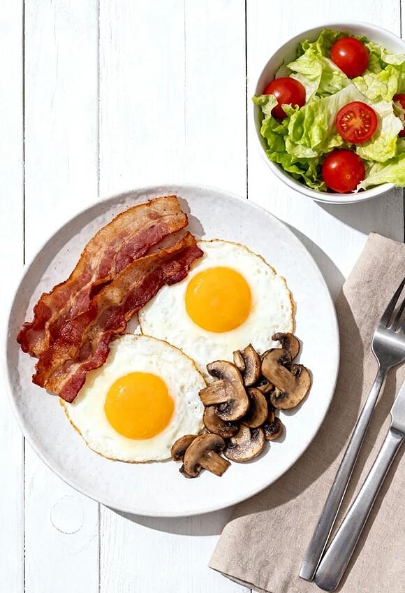 Keto jajka sadzone z boczkiem i pieczarkami