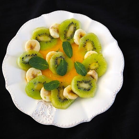 Carpaccio z kiwi i banana z kremem pomarańczowym