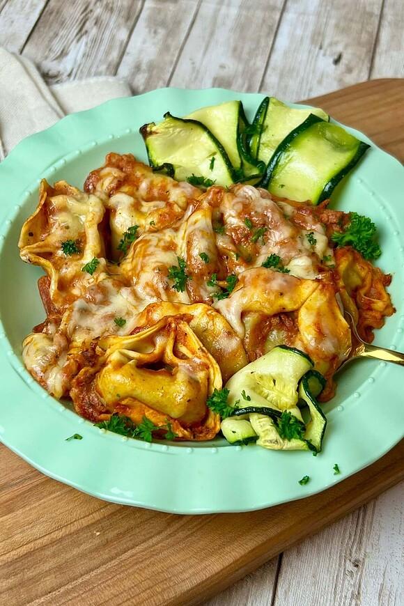 Tortelloni w kremowym sosie pomidorowym z mozzarellą i grillowaną cukinią