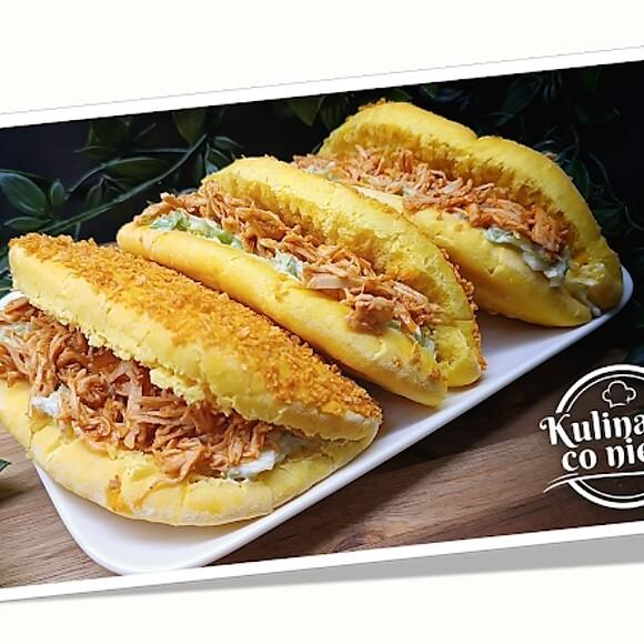 Złociste składane bułeczki bao-style
