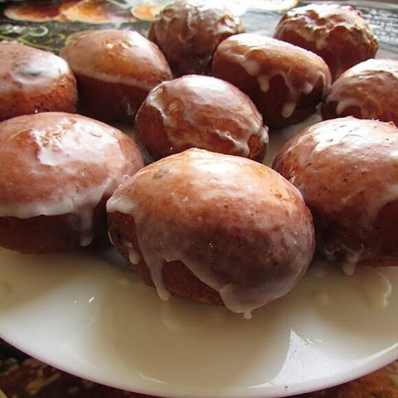 Pączki z dżemem i czekoladą - przepis na tradycyjne i puszyste słodkości