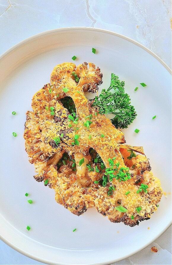 Stek z kalafiora pieczony w piekarniku z parmezanem i czosnkiem