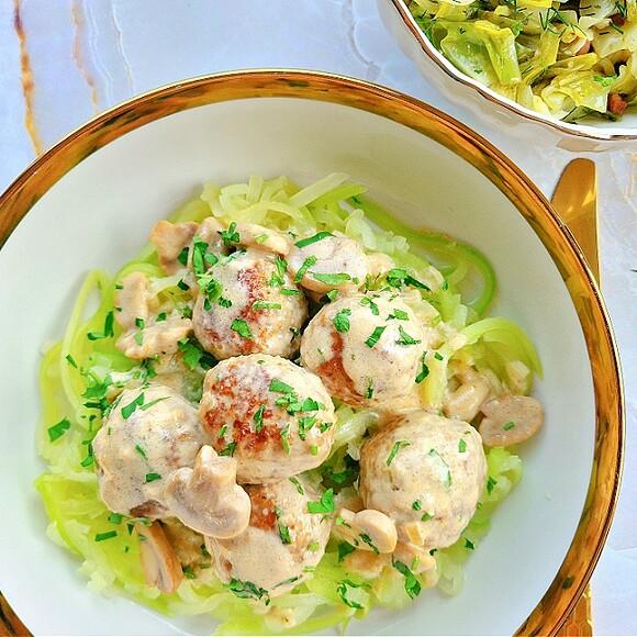 Keto pulpety w sosie pieczarkowym