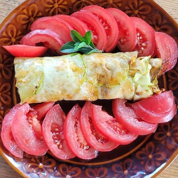 Wrap z cukinii z serkiem i suszonymi pomidorami