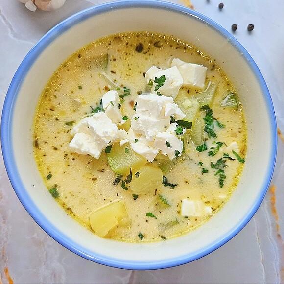 Zupa z cukinii z fetą i ziemniakami