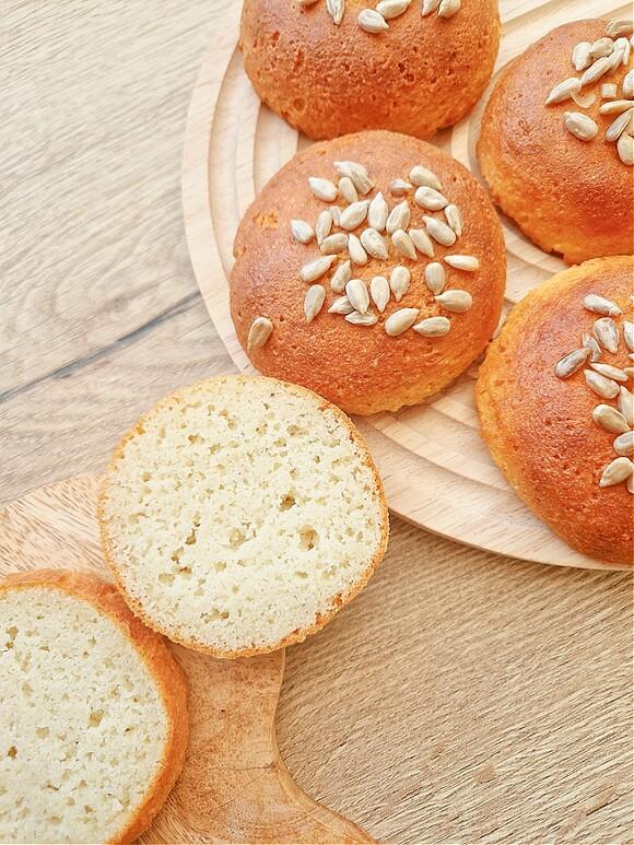 Keto bułeczki z serka wiejskiego i mąki migdałowej