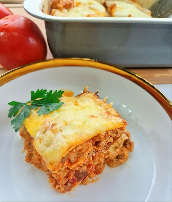 Keto lazania z mięsem mielonym na bazie keto naleśników
