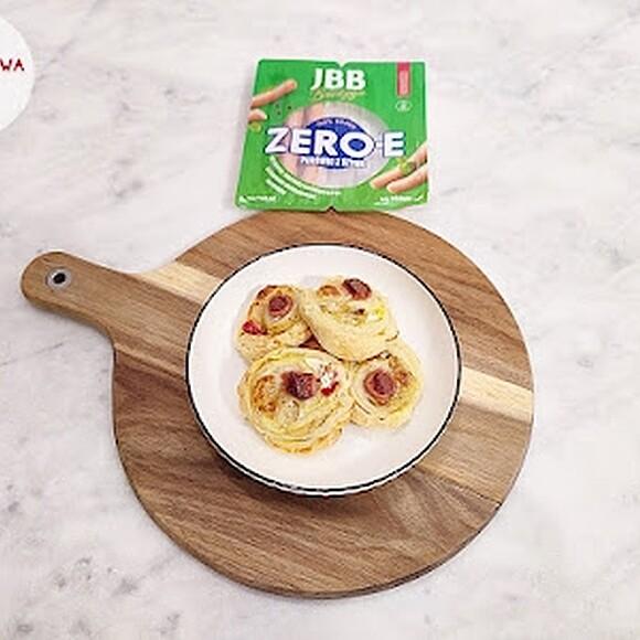 Ślimaczki z ciasta francuskiego z parówkami mozzarellą i papryką