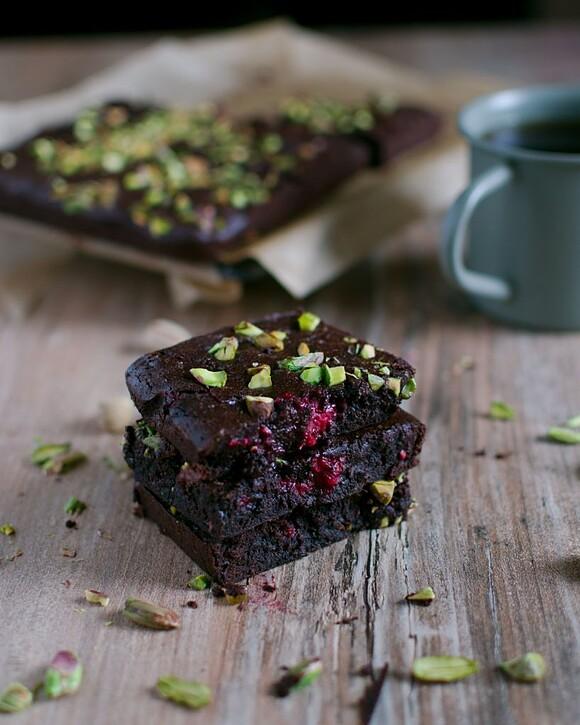 Brownie z malinami i pistacjami