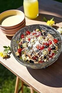 Lekka i orzeźwiająca sałatka kalifornijska z spaghetti